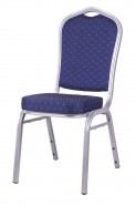 Stabelbar banquet stol med blåt stof og sølv ramme i stål