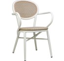 Hvid udendørs stol med armlæn og sandfarvet tekstil på sæde og ryglæn, perfekt til caféer, barer og restauranter.